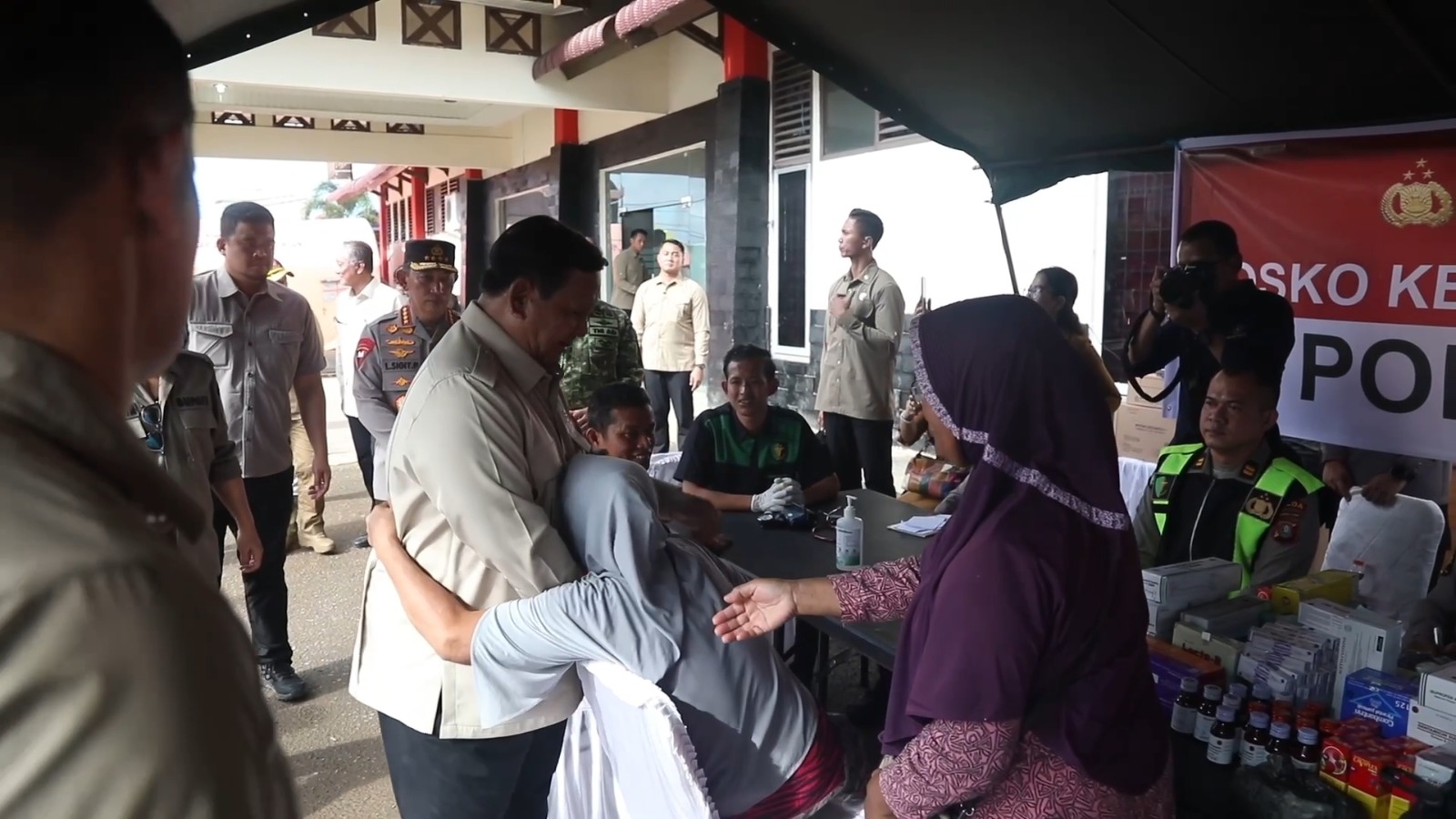 Presiden Prabowo saat berkunjung langsung ke lokasi bencana di Tapanuli Tengah. (Foto/Tim Media Presiden)