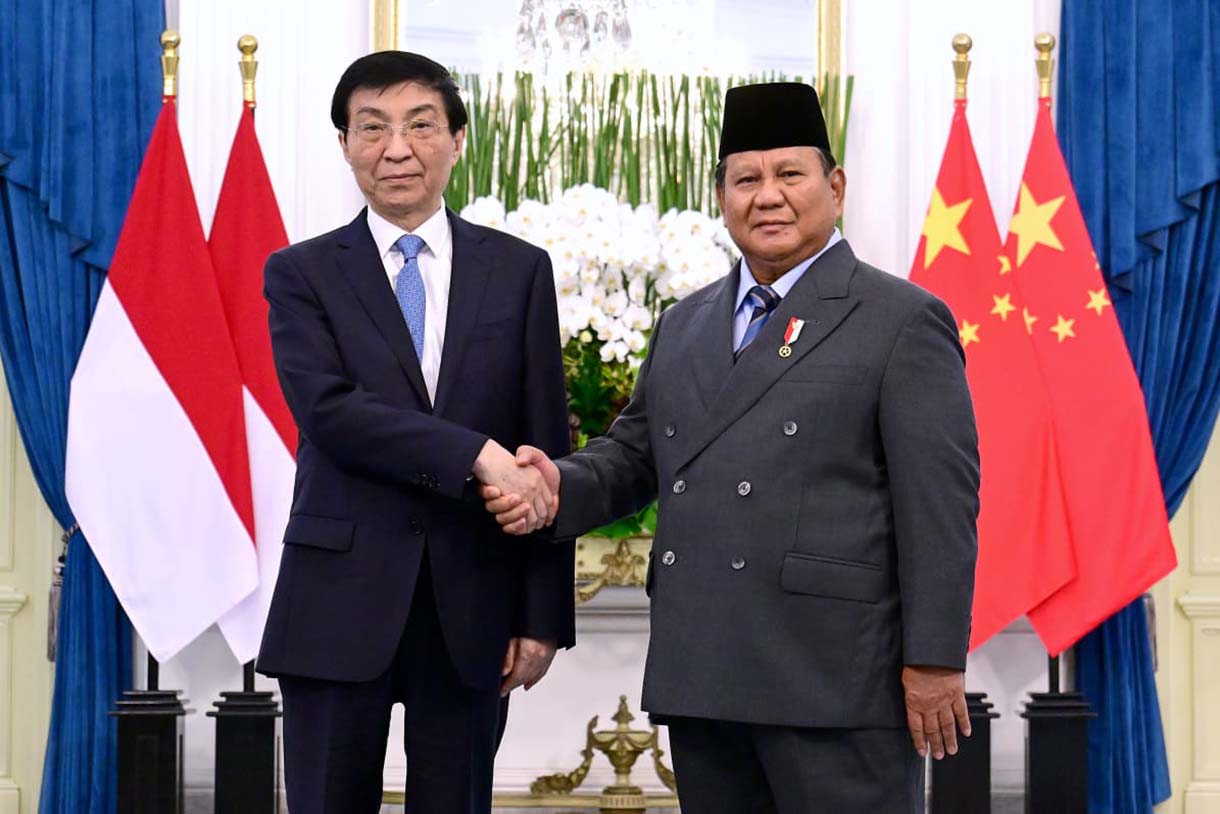Presiden Prabowo Subianto (kanan) berjabat tangan dengan Ketua MPR China atau Chinese People's Political Consultative Conference Wang Huning (kiri) saat menerima kunjungan di Istana Merdeka, Jakarta, Kamis (4/12/2025). (Biro Setpres)
