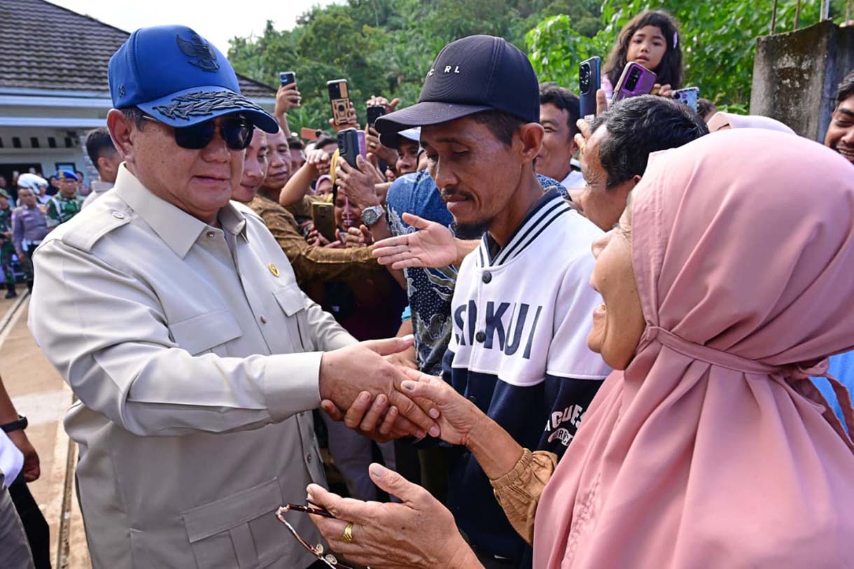 Presiden Prabowo Subianto menyapa warga di lokasi terdampak bencana di Posko Pengungsi yang berlokasi di SD Negeri 05 Kayu Pasak Palembayan, Kabupaten Agam, Provinsi Sumatera Barat, pada Kamis (18/12/2025).  (Biro Setpres)
