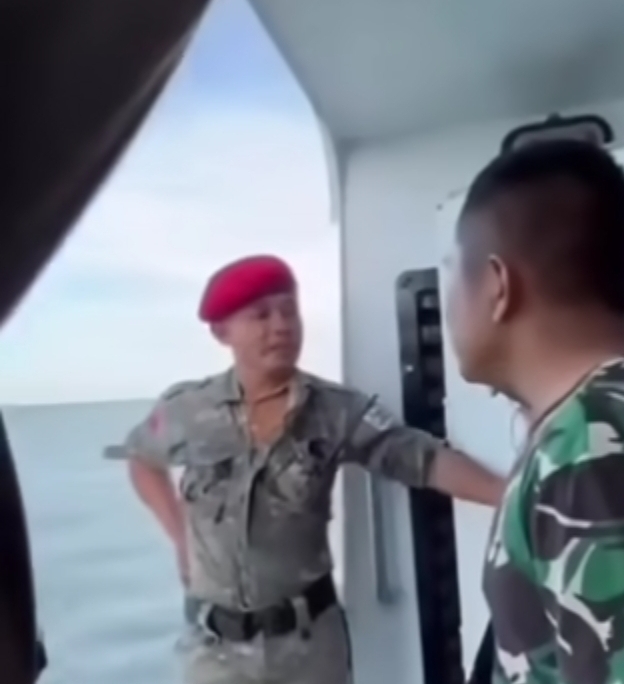 Pria berseragam loreng ngaku anggota GAM cegat logistik bantuan, begini kata Mabes TNI. (Foto/Instagram Info Jaksel.id)