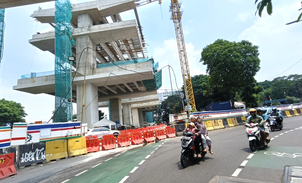 Suasana proyek pembangunan LRT Jakarta Fase 1B di kawasan Pasar Rumput, Jakarta, Kamis, (4/12/2025). (Beritanasional.com/Oke Atmaja)