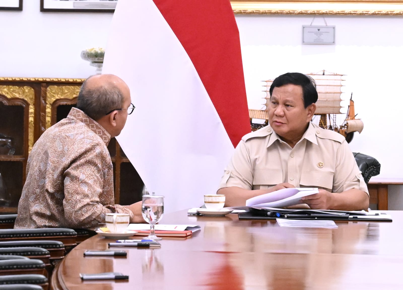 Momen Presiden Prabowo dapat laporan progres kampung haji oleh Rosan Roeslani. (Foto/Kris - Biro Pers Sekretariat Presiden)