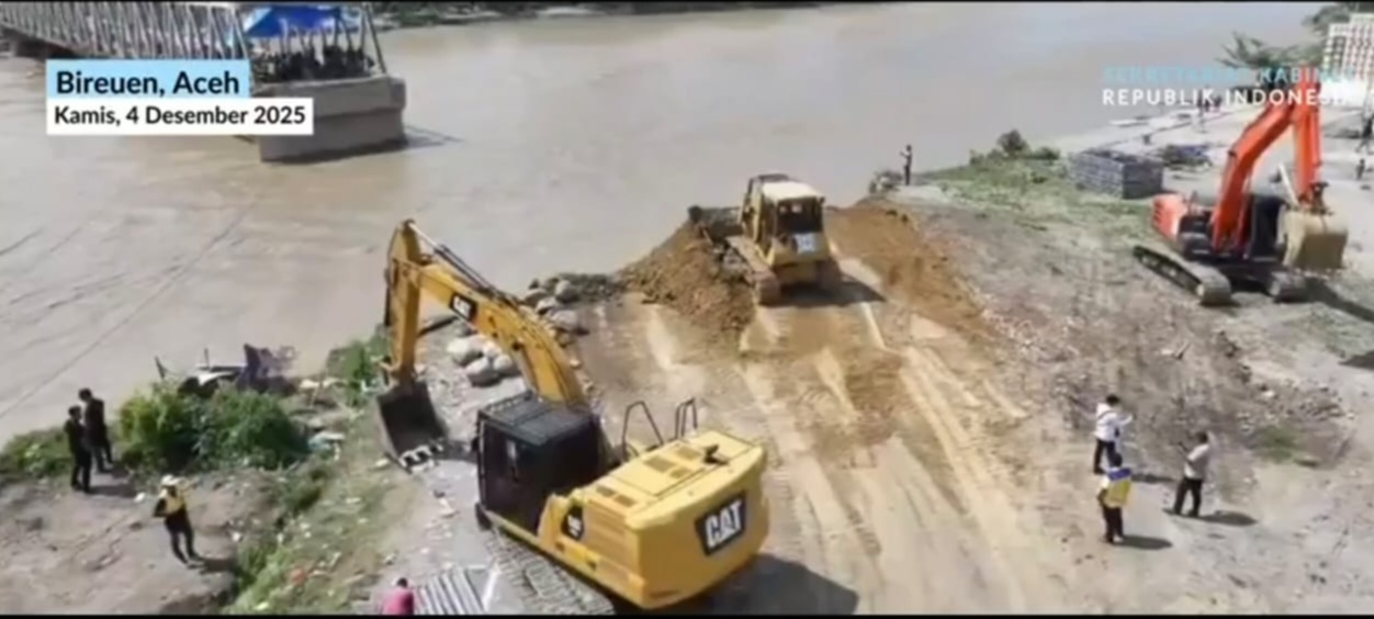 Pulihkan akses Medan-Banda Aceh, aparat dan warga kerja 24 jam bangun 2 jembatan bailey di Bireuen. (Foto/BPMI Setpres)