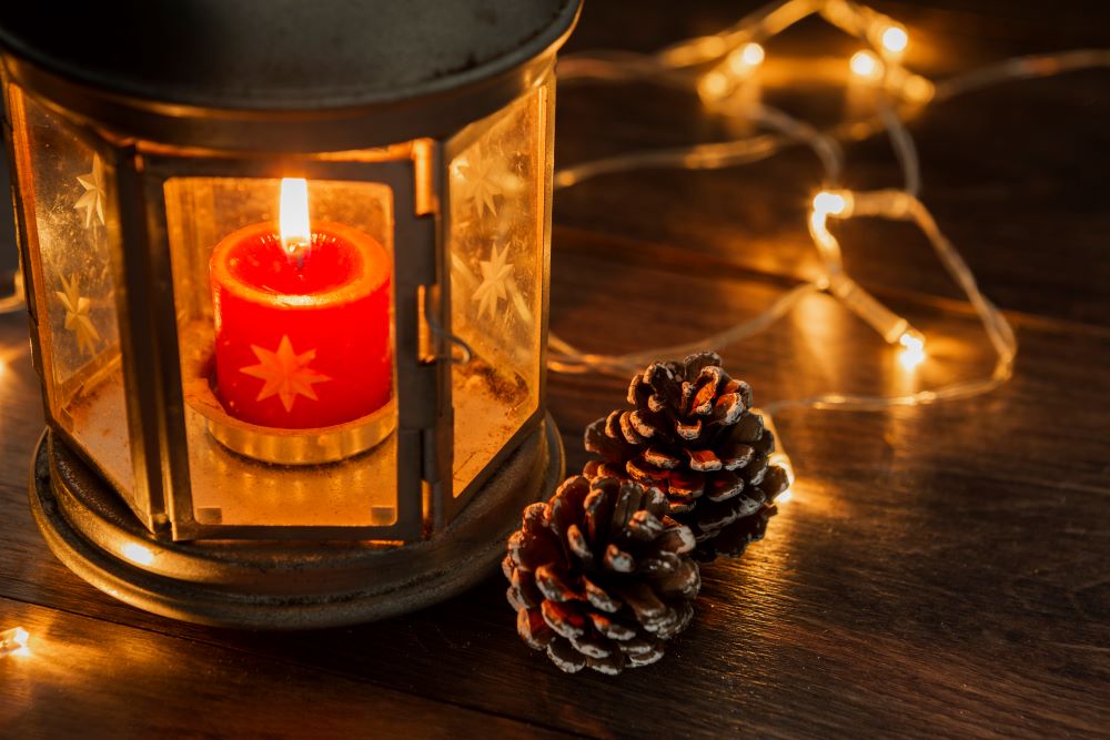 Ilustrasi lilin lentera Natal 2025. (Foto/Freepik)