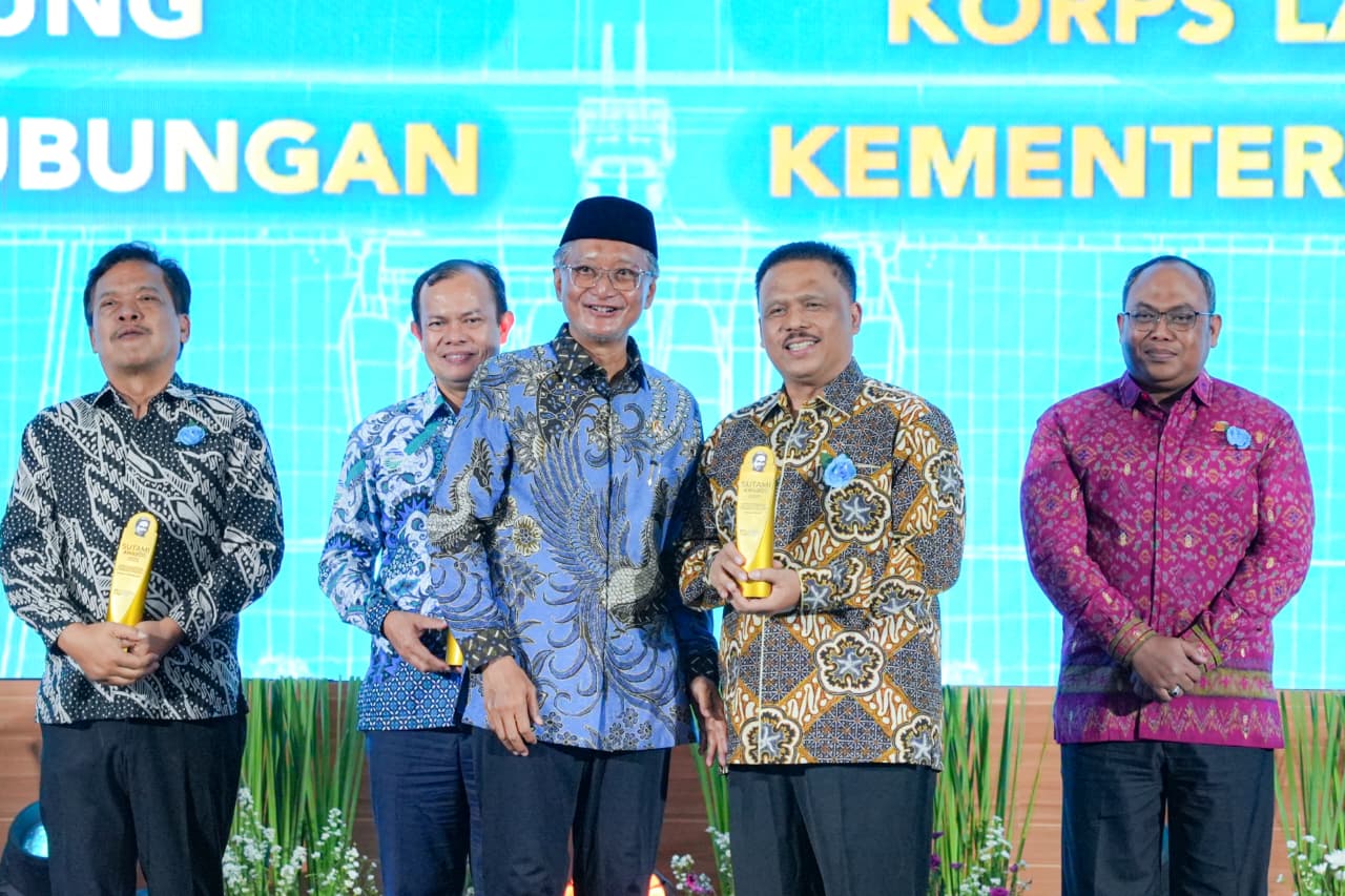 Kakorlantas Polri Irjen Pol Agus Suryonugroho (dua dari kanan) saat mendapat penghargaan di Sutami Award 2025. (Foto/Dok Korlantas)