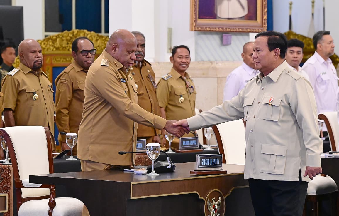 Presiden Prabowo Subianto bersalaman dengan salah satu kepala daerah. (BeritaNasional/Setpres)