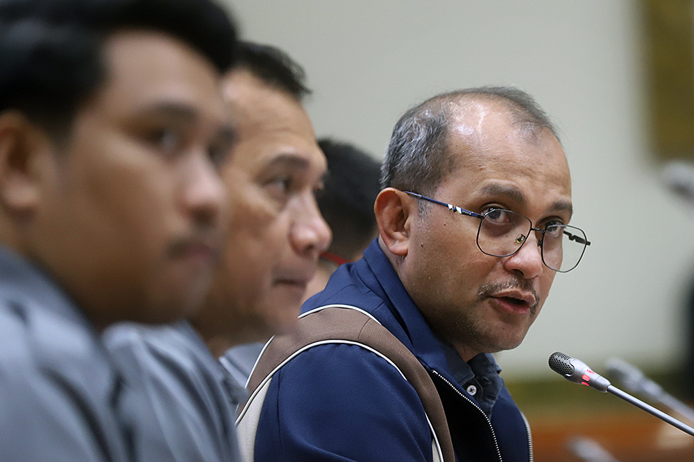 Wakil Menteri Hukum Edward Omar Sharif Hiariej (kedua kiri) menyampaikan paparan pada rapat kerja dengan Komisi III DPR. (BeritaNasional/Elvis Sendouw)