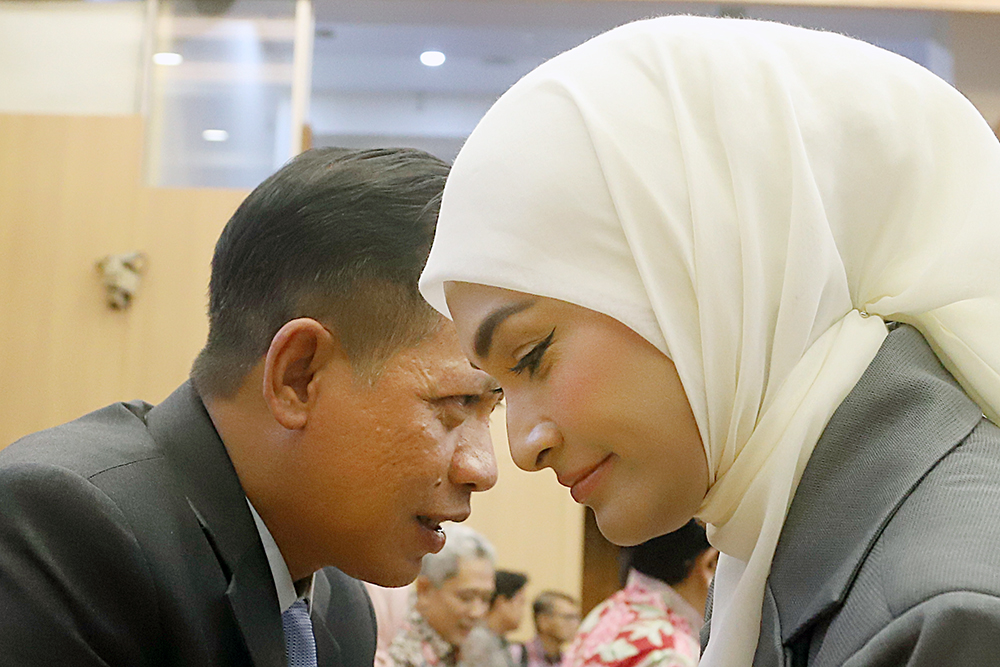 Menteri Lingkungan Hidup/Kepala Badan Pengendalian Lingkungan Hidup Hanif Faisol Nurofiq  bersama jajaran kementerian menghadiri Rapat Kerja bersama Komisi XII DPR. (BeritaNasional/Elvis Sendouw)