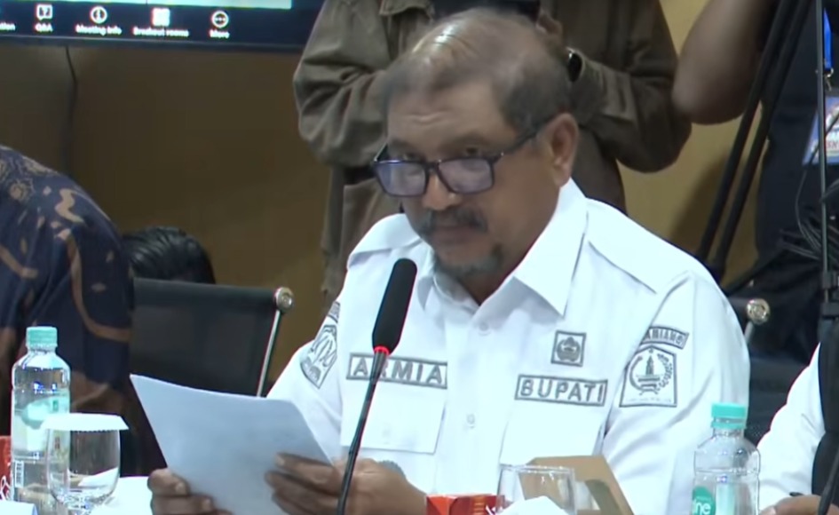 Rapat bareng DPR, Bupati Aceh Tamiang ungkap kebutuhan 15.000 hunian tetap. (BeritaNasional/YouTube DPR RI)