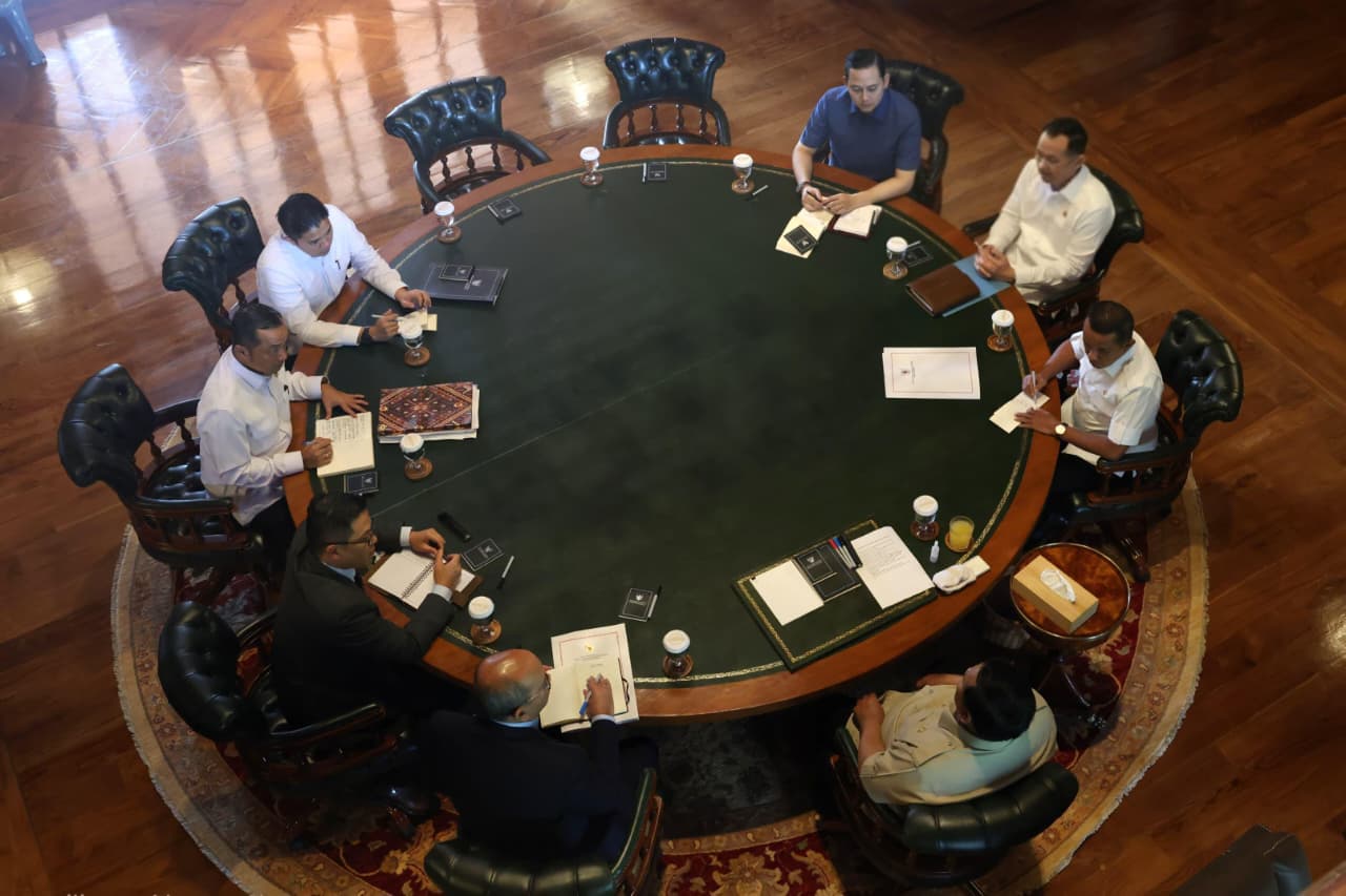 Presiden Prabowo rapat kabinet di Hambalang, Selasa (23/12/2025). (Foto/BPMI)