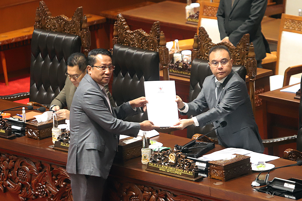 Menteri Hukum Supratman Andi Agtas (kiri) menyerahkan berkas pendapat akhir kepada Wakil Ketua DPR Sufmi Dasco Ahmad (kanan) saat Rapat Paripurna Ke-10 DPR RI . (BeritaNasional/Elvis Sendouw)