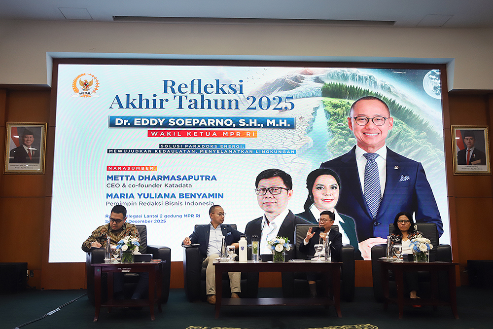 Wakil Ketua MPR Eddy Soeparno menyampaikan paparannya dalam diskusi Refleksi Akhir Tahun 2025. (BeritaNasional/Elvis Sendouw)