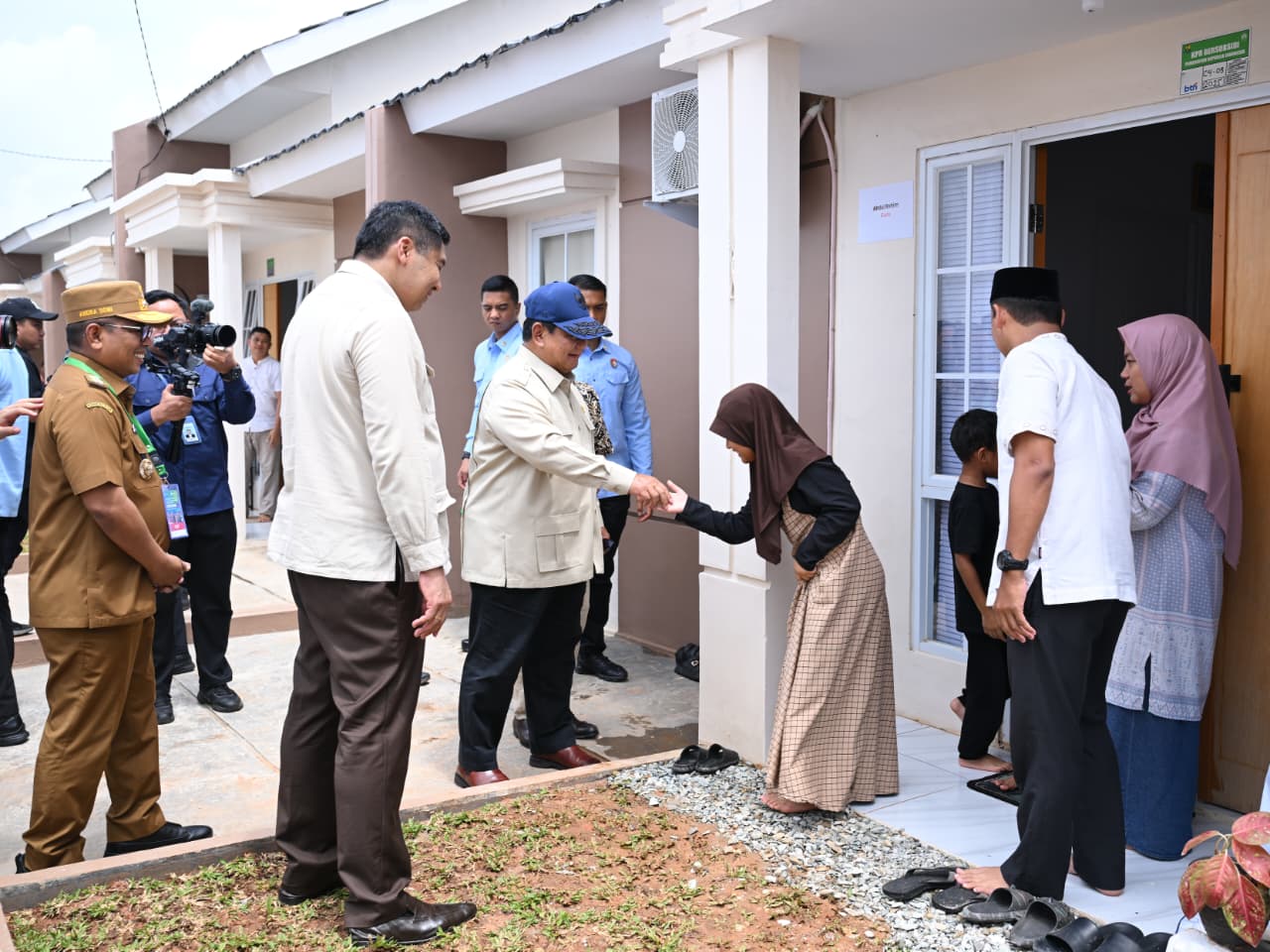 Presiden Prabowo Subianto saat berkunjung ke pemilik rumah KPR FLPP. (Foto/BPMI)