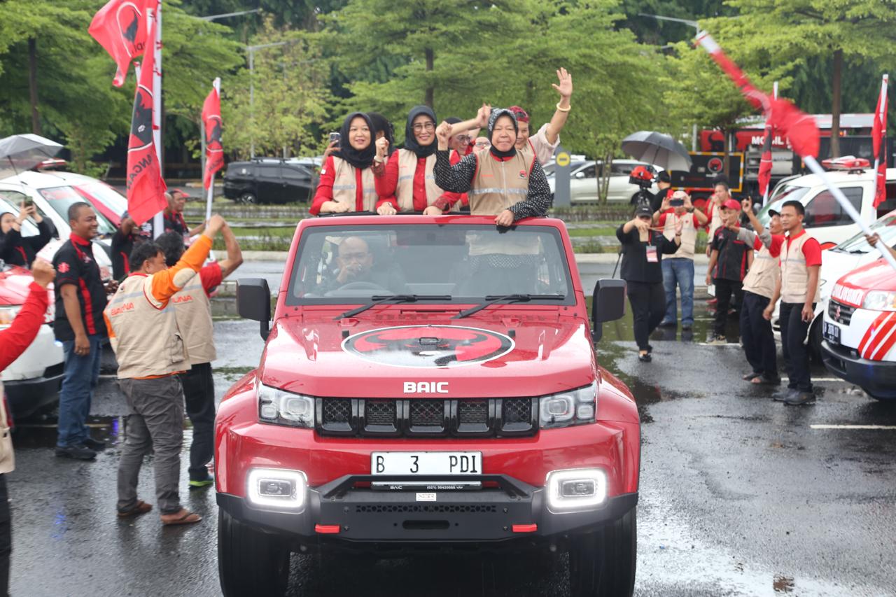 . Risma Beri Penghargaan kepada Sopir Ambulans dan Relawan PDIP. (Foto/istimewa)