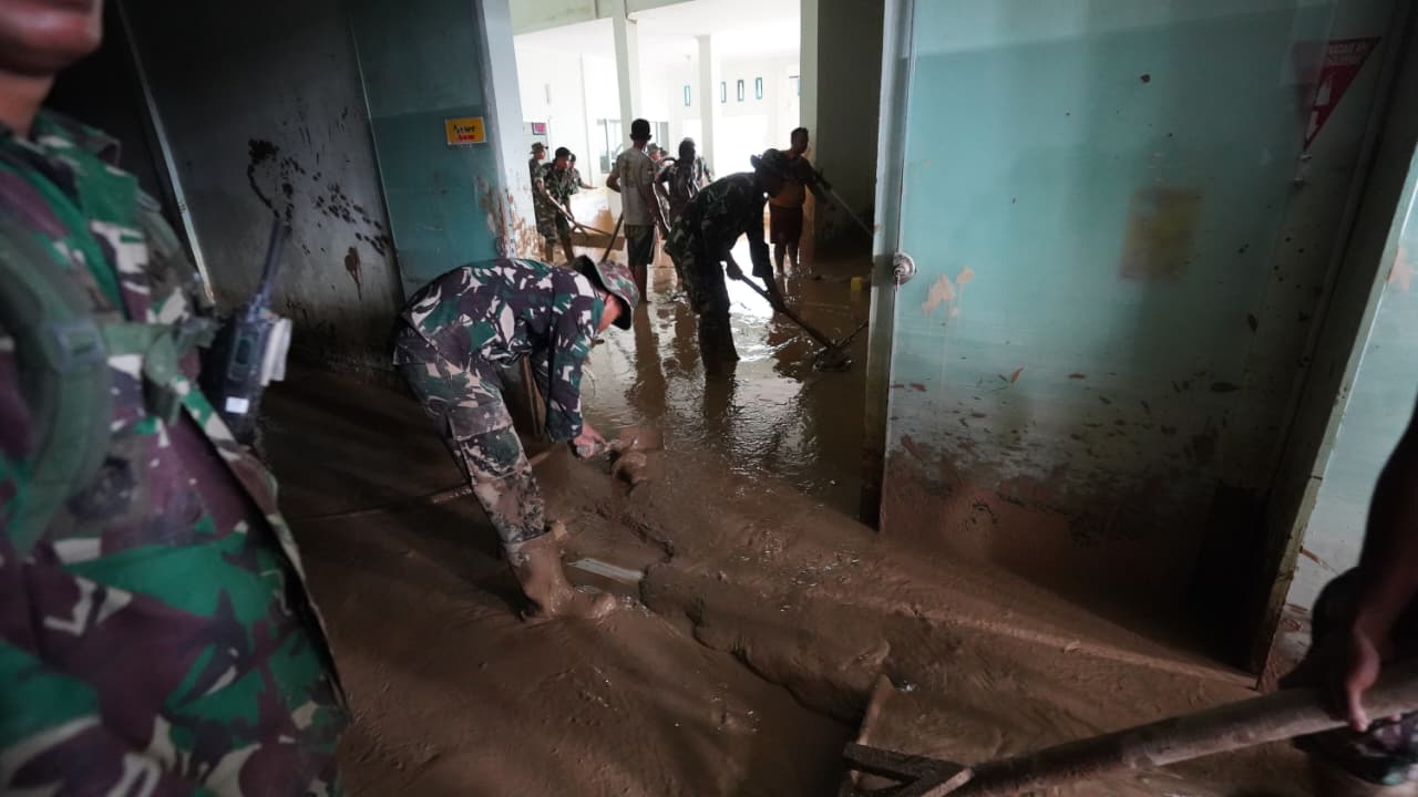 RSUD Aceh Tamiang mulai beroperasi secara terbatas-Pembersihan material lumpur RSUD Aceh Tamiang. (BeritaNasional/BNPB)