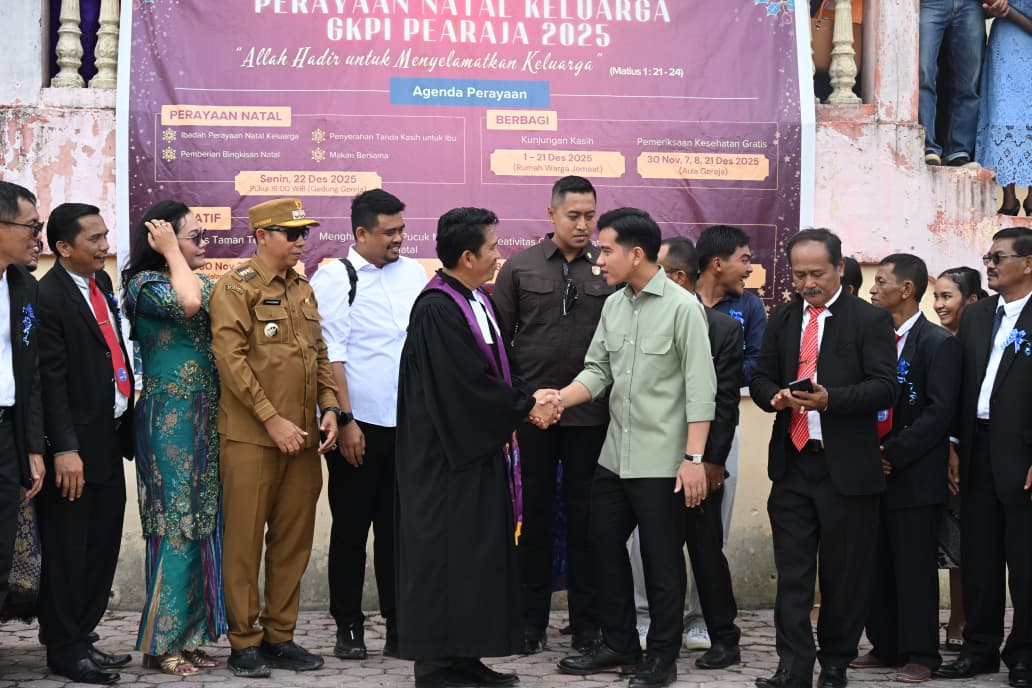 Wapres Gibran Rakabuming lanjut kunjungan kerjanya dengan menyambangi Gereja Kristen Protestan Indonesia (GKPI) Pearaja Tarutung, Kecamatan Tarutung, Kabupaten Tapanuli Utara, Provinsi Sumatra Utara. (BeritaNasional/Elvis/HO Setwapres)