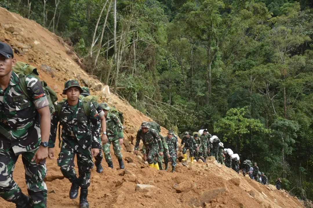 Satgas Penanggulangan Bencana Alam (Gulbencal) Korem 023/Kawal Samudera menyalurkan bantuan kemanusiaan kepada masyarakat Dusun I Desa Simaningir, Kecamatan Sitahuis, Kabupaten Tapanuli Tengah. (BeritaNasional/Elvis/HO Dispenad)