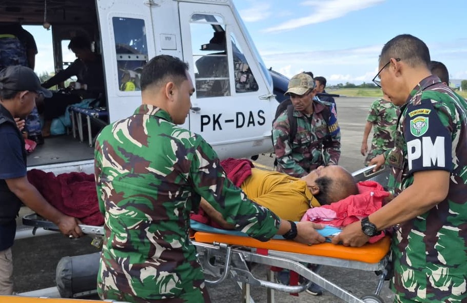 TNI mengevakuasi pasien darurat untuk dirujuk ke rumah sakit di Banda Aceh. (BeritaNasional/Elvis/HO Dispenad)