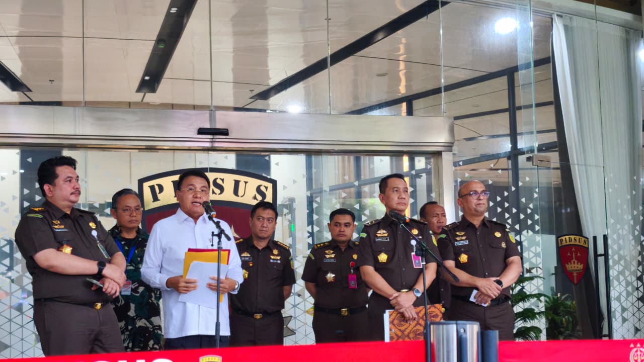 Juru Bicara (Jubir) Satgas PKH Barita Simanjuntak memberikan keterangan kepada wartawan di Kejagung Jakarta. (BeritaNasional/Bachtiarudin)