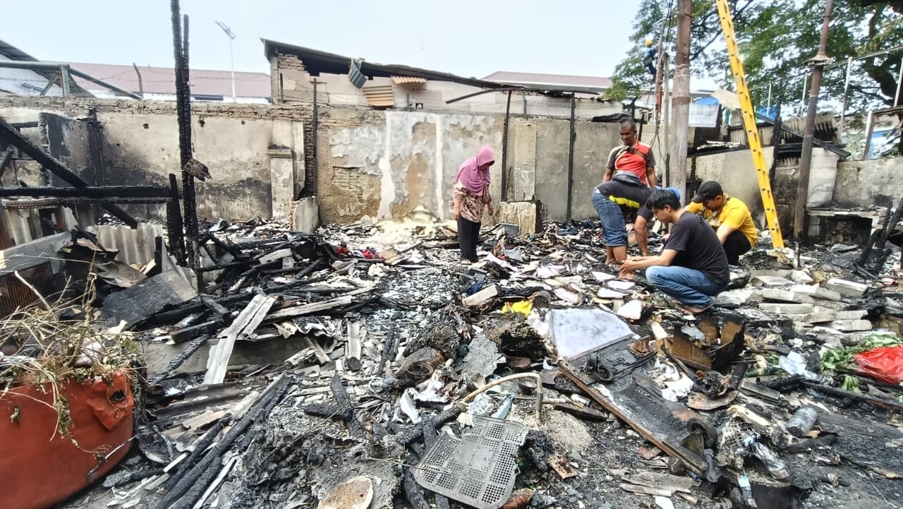 Yang tersisa dari insiden pengeroyokan oknum penagih utang di Kalibatan Jakarta Selatan. (BeritaNasional/Oke Atmaja)