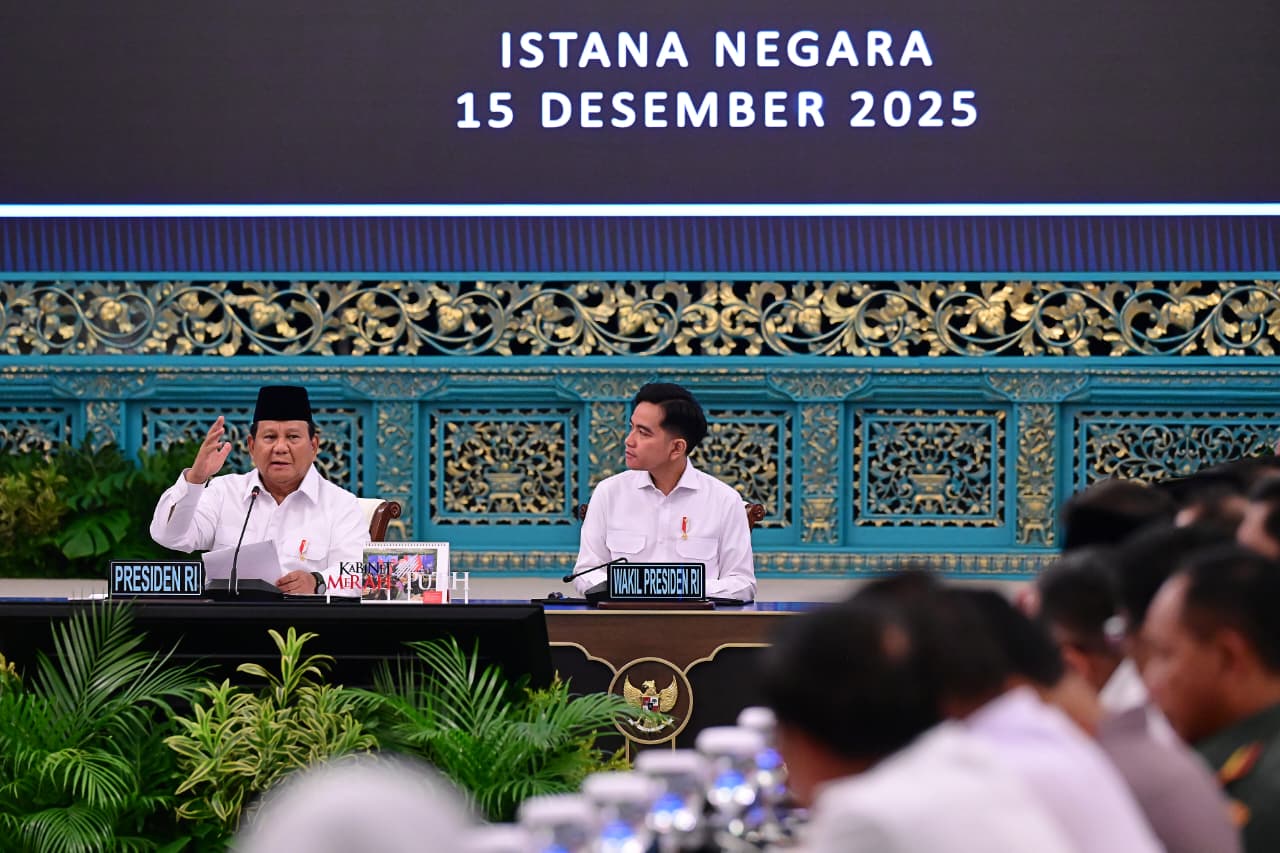 Selain lonjakan mobilitas, pemerintah waspadai cuaca ekstrem saat Nataru-Prabowo pimpin Sidang Kabinet Paripurna, Senin (15/12/2025). (BeritaNasional/BPMI Setpres)