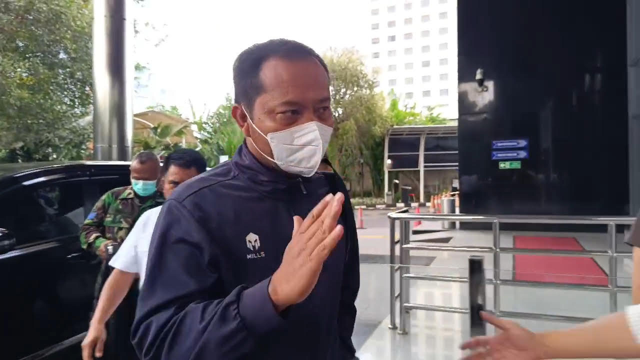 Perdata dan Tata Usaha Negara Kejari Hulu Sungai Utara Taruna Fariadi (TAR) tiba di gedung KPK. (BeritaNasional/Panji)