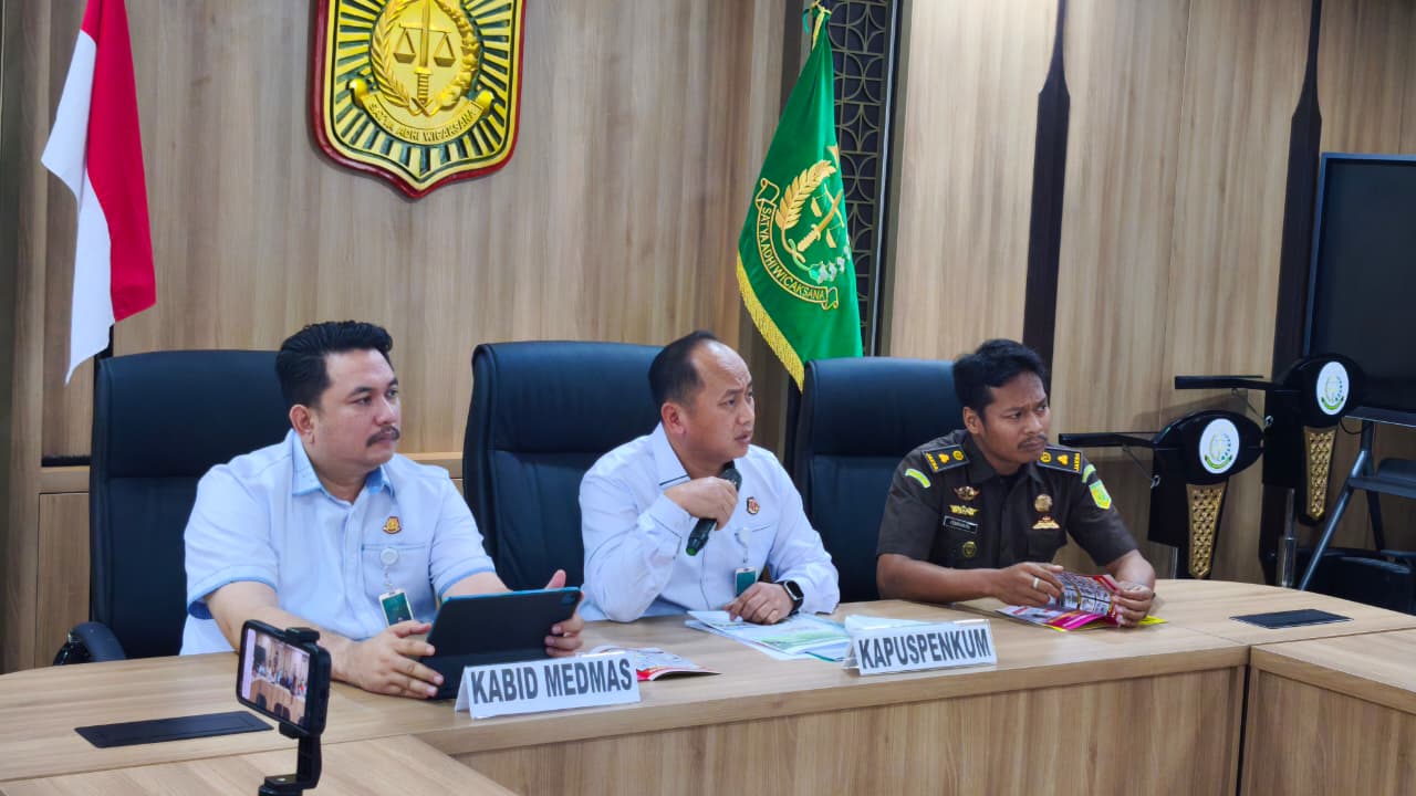 Kapuspenkum Kejagung Anang Supriatna (tengah) saat memberikan konferensi pers. (BeritaNasional/Bachtiarudin)