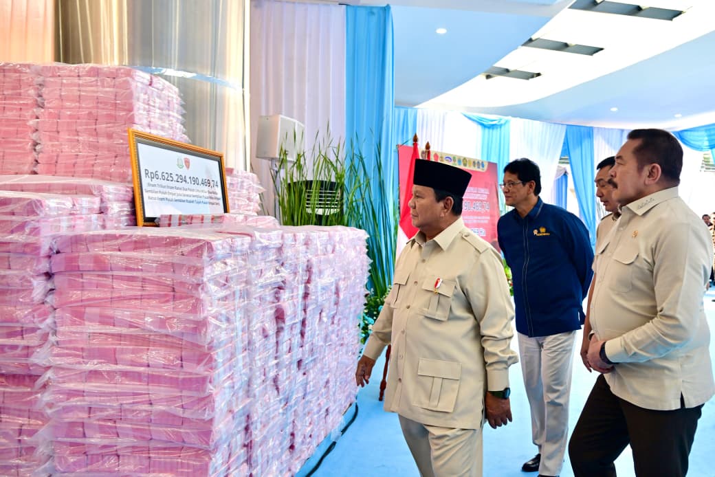 Presiden Prabowo (kiri) menyaksikan penyelamatan uang negara Rp6,6 triliun oleh Kejagung, Rabu (24/12/2025). (BeritaNasional/BPMI Setpres)