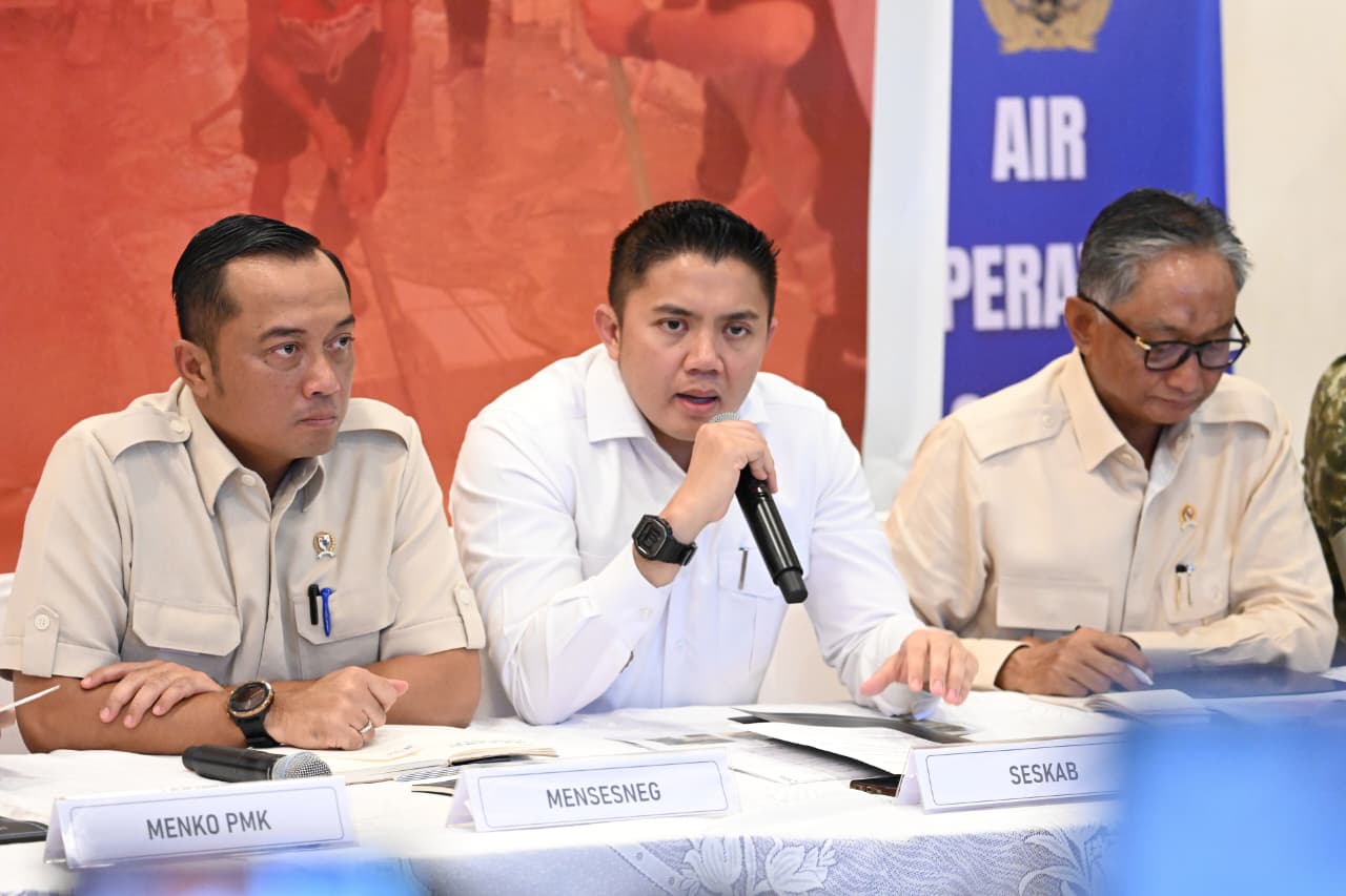 Sekretaris Kabinet (Seskab) Teddy Indra Wijaya (tengah). (Foto/BPMI Setpres)