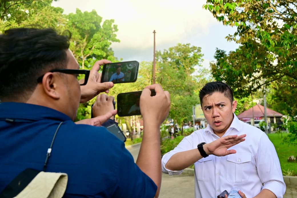 Seskab Teddy Indra Wijaya saat diwawancarai. (Foto/BPMI)