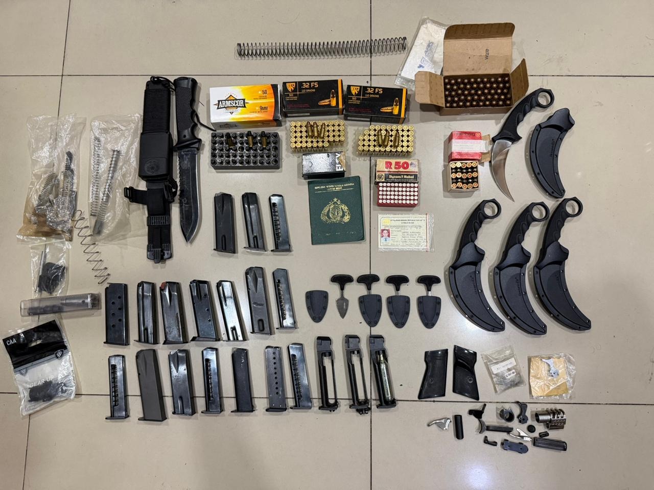 Barang bukti senjata tajam dan amunisi. (Foto/Istimewa)