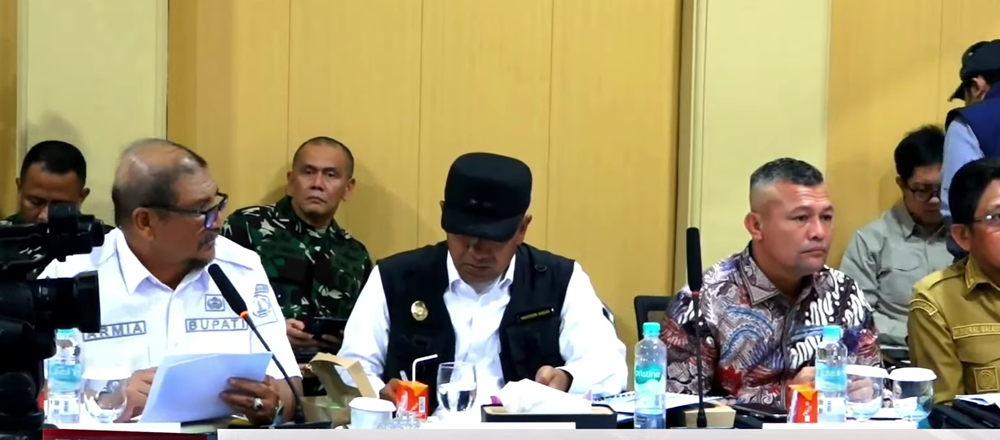 Bupati Aceh Tamiang Armia Fahmi (kiri) saat rapat koordinasi yang digelar pimpinan DPR RI. (BeritaNasional TV).