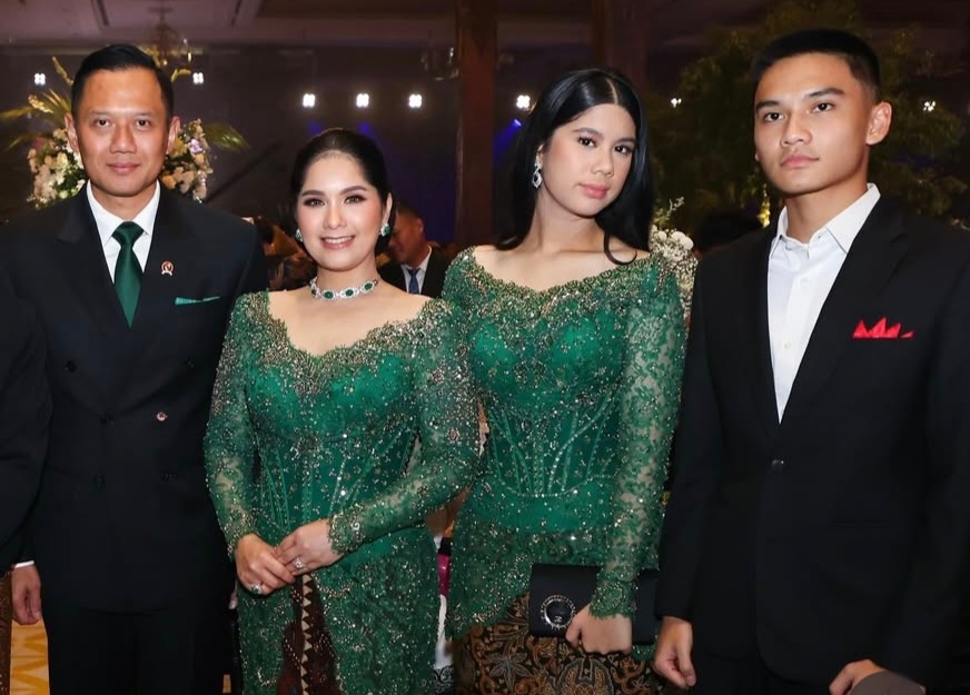 Rizki Bantayan (paling kiri) berfoto dengan AHY, Annisa Pohan dan Almira Yudhoyono di acara Ngunduh Mantu Al Ghazali-Allysa Daguise. (Foto/Instagram Annisa Pohan)
