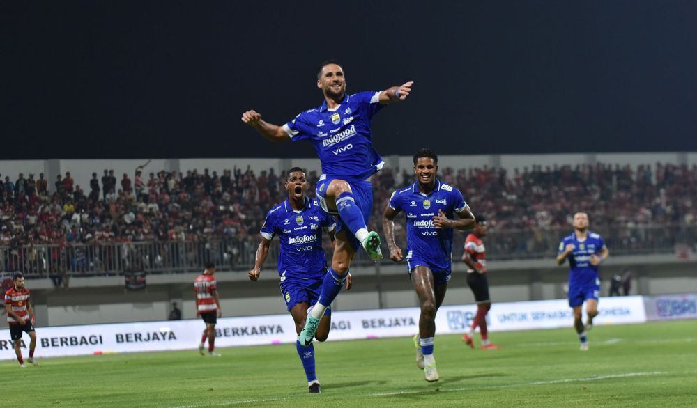 Gelandang Persib Bandung Luciano Guaycochea berselebrasi. (Foto/Dok Persib)