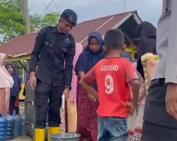 Warga Pidie Jaya Aceh menerima air bersih dari Polda Aceh. (BeritaNasional/dok Polri)