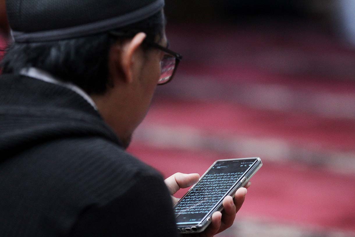 Umat Islam membaca Al Quran seusai menunaikan ibadah salat Zuhur di Masjid Cut Meutia. (Beritanasional/Oke Atmaja)