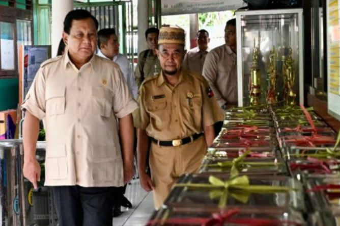 Presiden memeriksa MBG yang disiapkan di salah satu sekolah dasar di Jawa Barat. (BeritaNasional/Setpres)