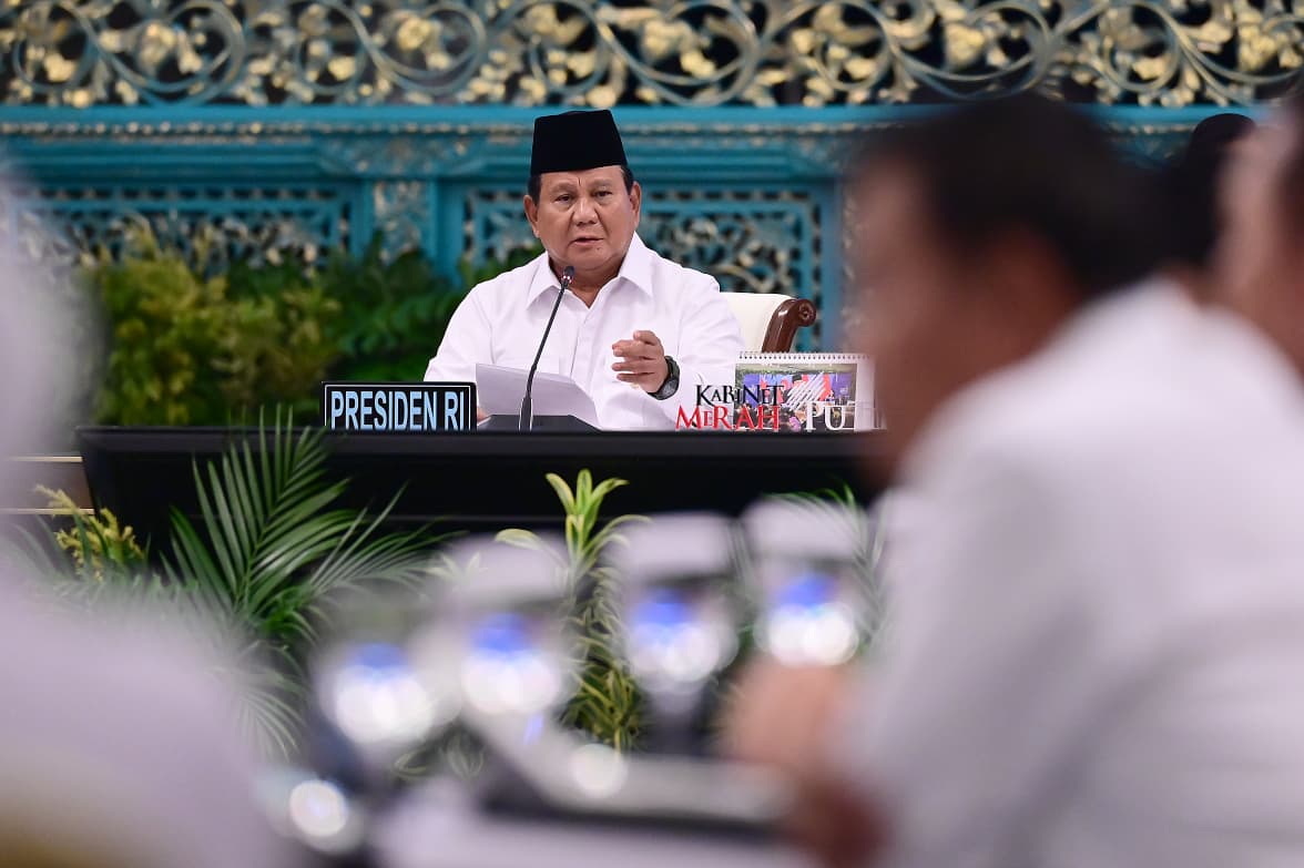 Tegas! Prabowo cabut 22 izin usaha hutan seluas 1,5 juta hektare-Prabowo pimpin Sidang Kabinet Paripurna, Senin (15/12/2025). (BeritaNasional/BPMI Setpres)