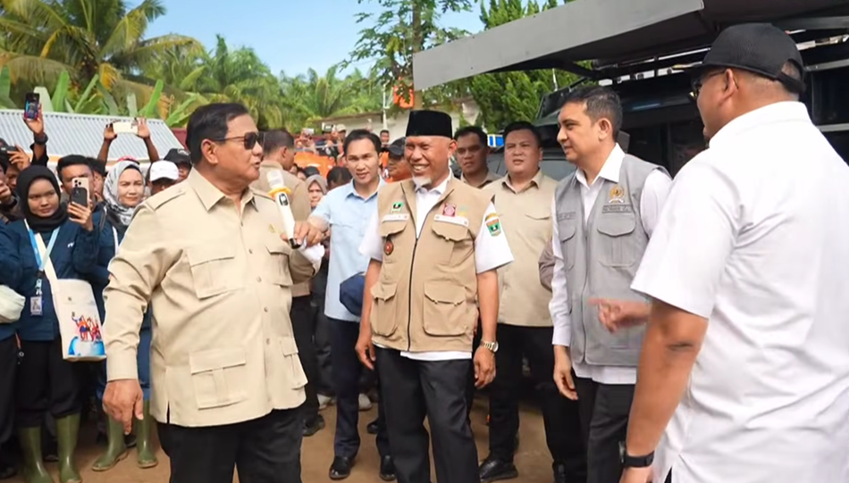 Presiden Prabowo Subianto meninjau posko pengungsian di Kabupaten Agam, Sumatera Barat. (Foto/YouTube Sekretariat Presiden)