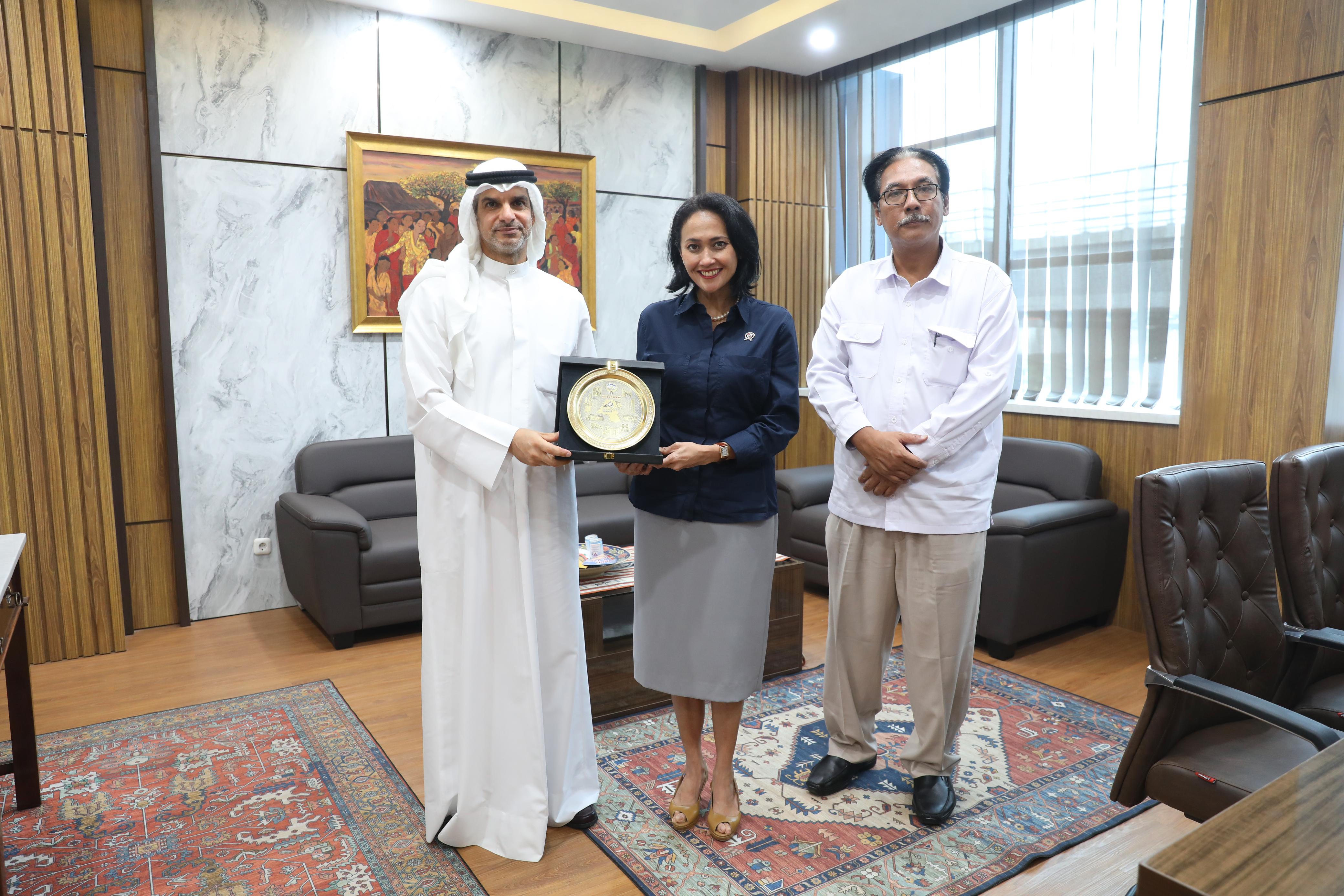 Wakil Menteri Pelindungan Pekerja Migran Indonesia (Wamen P2MI), Christina Aryani menerima Duta Besar Kuwait untuk Indonesia, Khalid Jassim Al Yassin. (BeritaNasional/Elvis/HO P2MI)