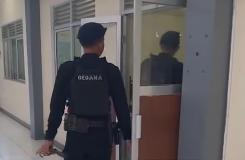 Polisi sisir sekolah depok (Foto/Instagram Depok 24)