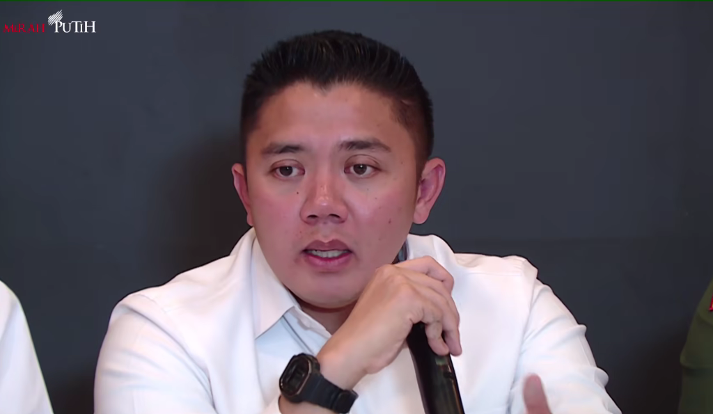 Seskab Teddy Indra Wijaya saat konferensi pers pemulihan dan rencana strategis pascabencana jelang akhir tahun pada Senin (29/12/2025). (Foto/YouTube Setpres)