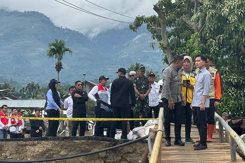 Wapres Gibran Rakabuming meninjau langsung Jembatan Aih Bobo di Desa Rigep, Kabupaten Gayo Lues, Provinsi Aceh (BeritaNasional/Elvis/HO Setwapres)
