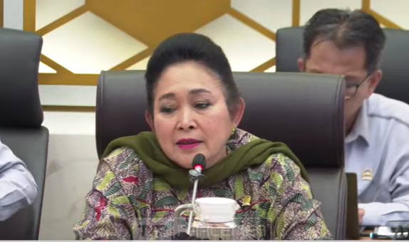 Titiek Soeharto sedih dan marah saat rapat dengan Menhut Raja Juli. (Foto/YouTube Komisi IV DPR)