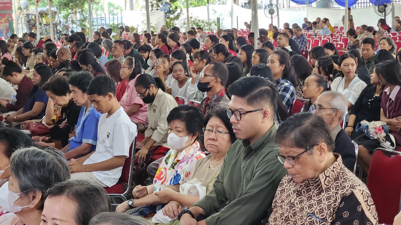 Umat Kristiani ikuti Misa Natal di gereja Katedral Jakarta Pusat. (BeritaNasional/Panji)