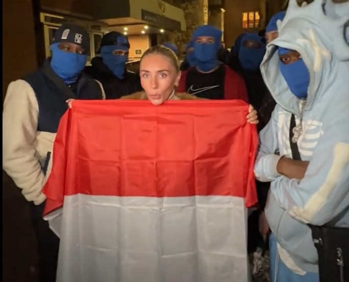 Usai dideportasi, bintang porno Bonnie Blue ludahi bendera Indonesia. (BeritaNasional/Instagram Bonnie Blue)