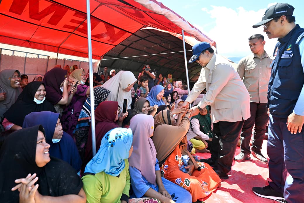 Presiden Prabowo Subianto meninjau korban bencana di Aceh Tenggara. (Foto/BPMI)