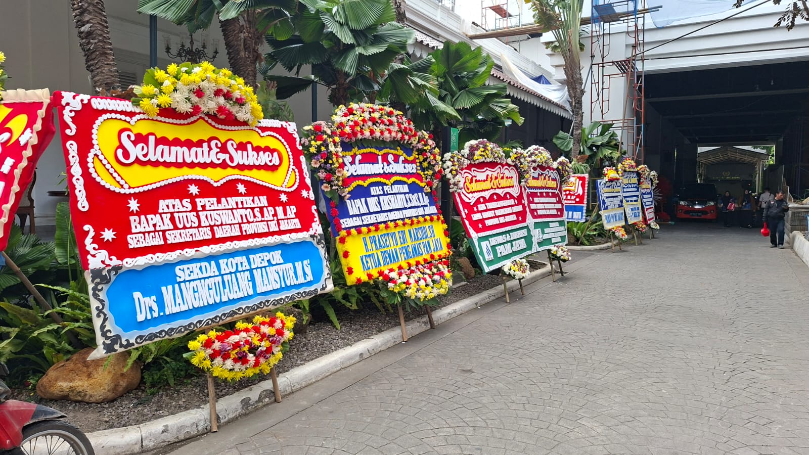 Deretan karangan bunga yang berjejer di halaman Balai Kota. (BeritaNasional/Lydia)