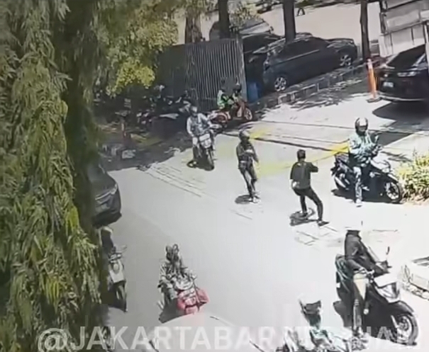 Viral Aksi Curanmor Bersenpi di Kembangan Jakbar, Polisi Lakukan Penyelidikan. (Foto/istimewa)