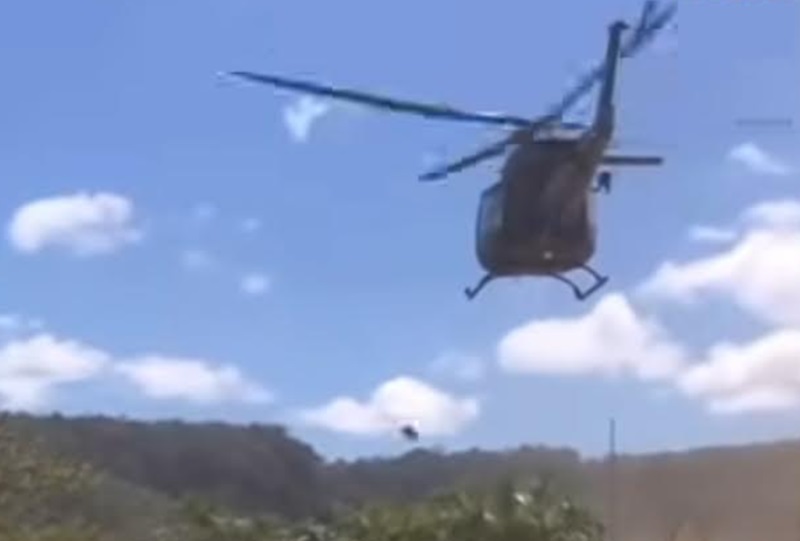 Logistik korban bencana diturunkan dari helikopter (Beritanasional/Bachtiar)
